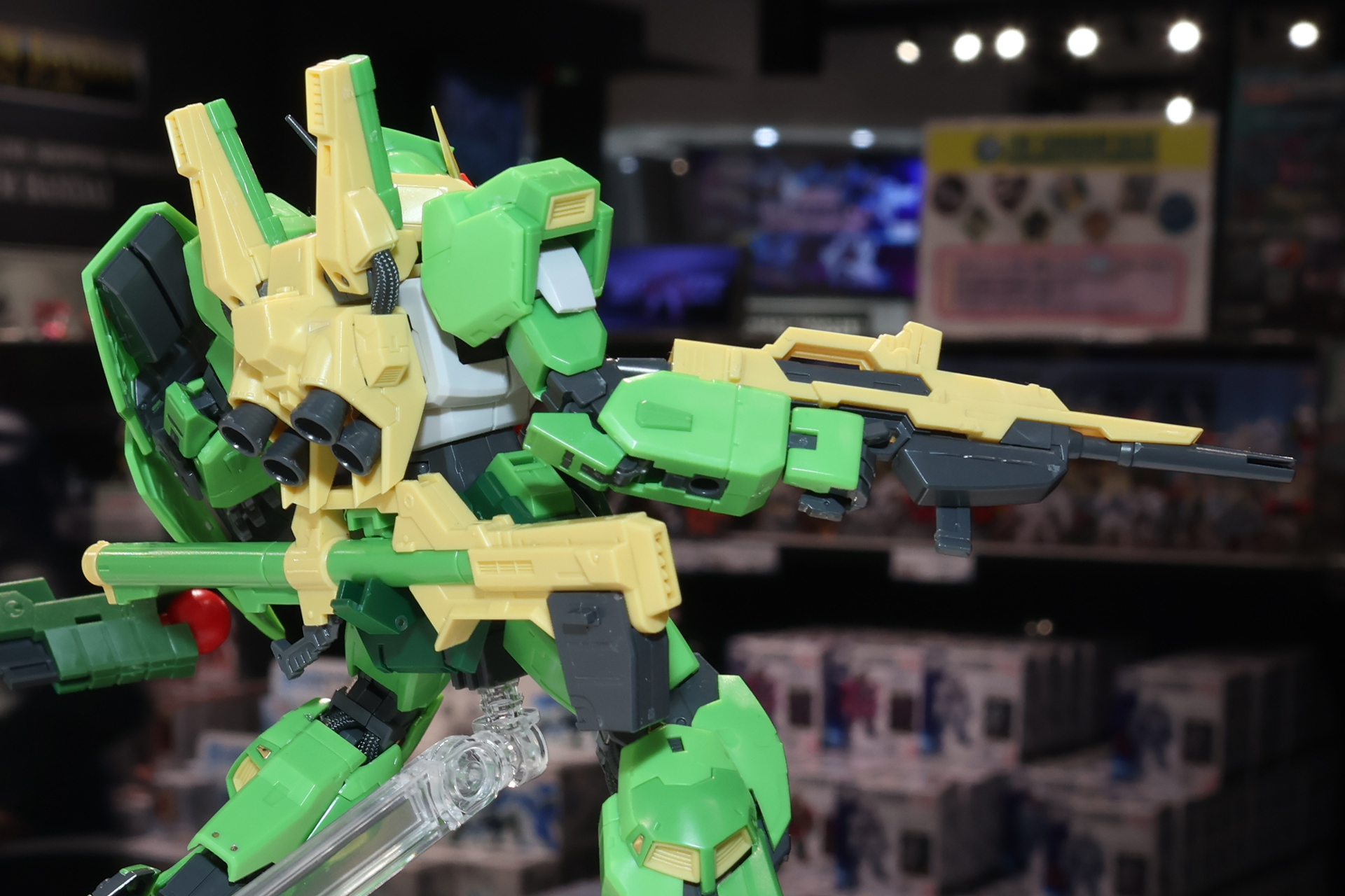 各種武装はイエローの配色に
