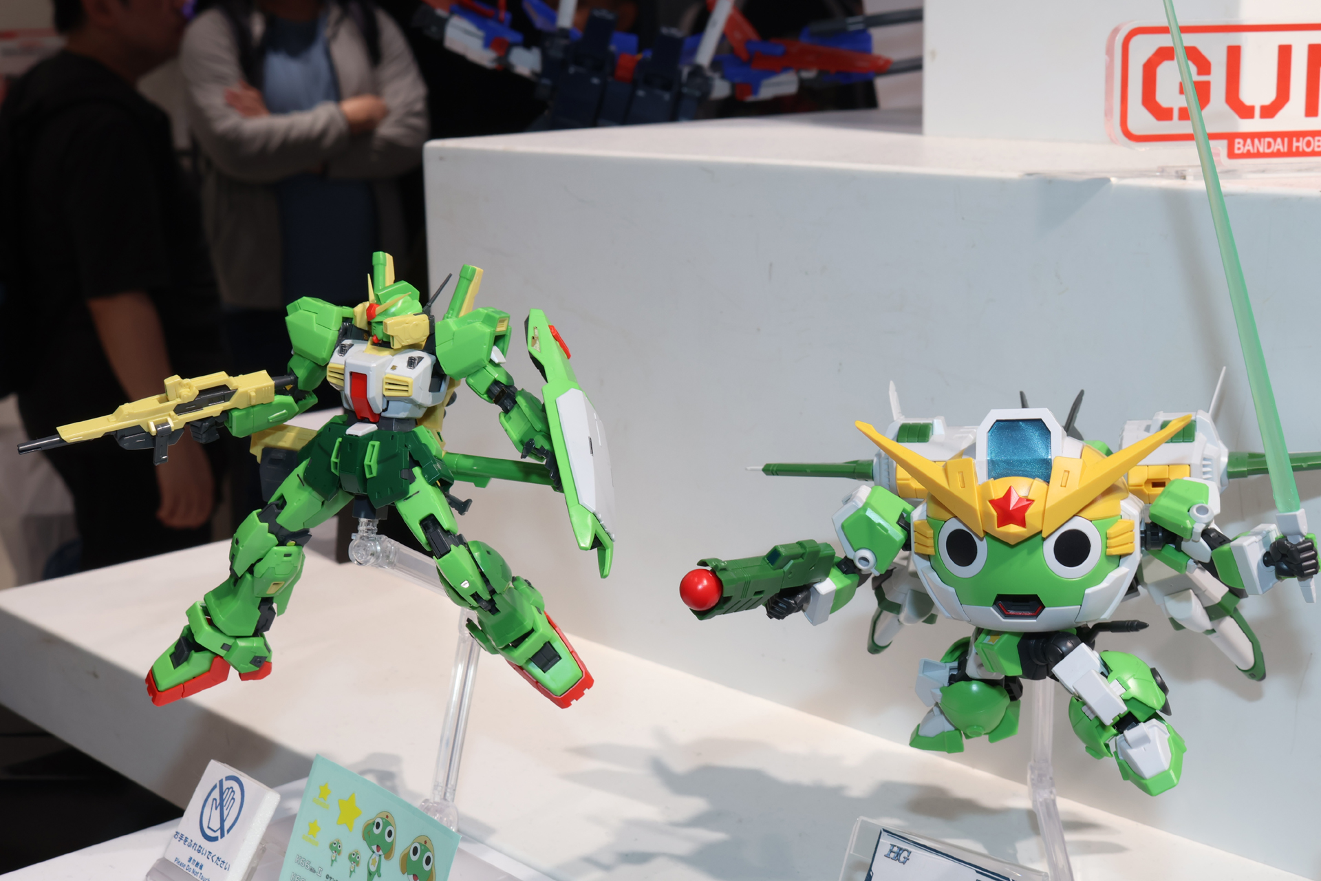 発売中の「HG Newケロロロボ」（右）と並んだ様子