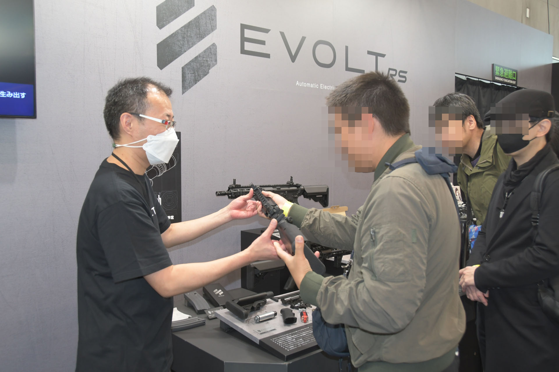 新製品コーナーでは製品に触りながら開発者達と意見交換ができる