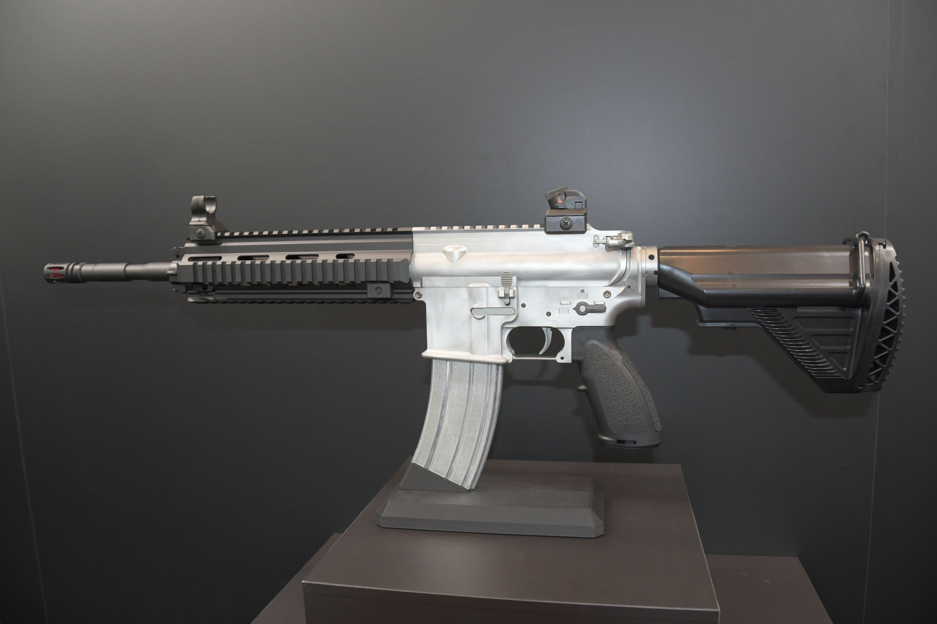 ユーザー待望のガスブローバック「HK416D」。テイクダウンができ、リアルな内部機構が楽しめる
