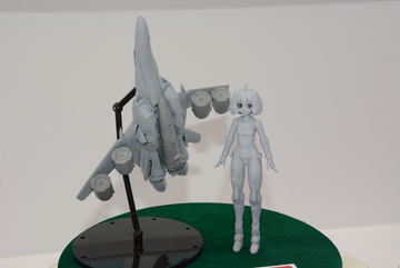 マクロス」35周年記念塗装を施した「VF-1J」の変形アクション