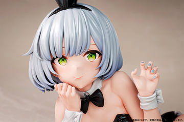 近未来的な衣装にすらっと伸びた脚線美が魅力。「アリックス