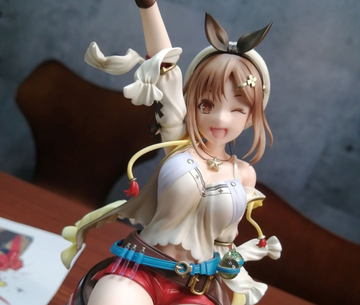 ライザのアトリエ2」よりライザがシックな「百夏の礼装」姿で