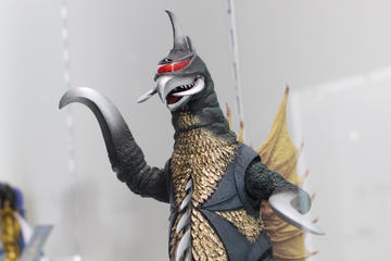 ガメラ怪獣フィギュア 黒 プラスチック製回転座３６０度 GAMERA -Rebirth-」より大怪獣ガメラが「S.H.MonsterArts