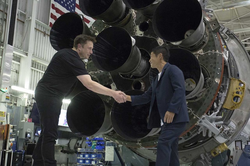イーロン・マスク氏(左)と前澤友作氏(右)