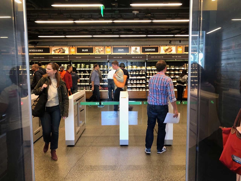 入り口のゲート。二次元バーコードをアプリでかざして入る