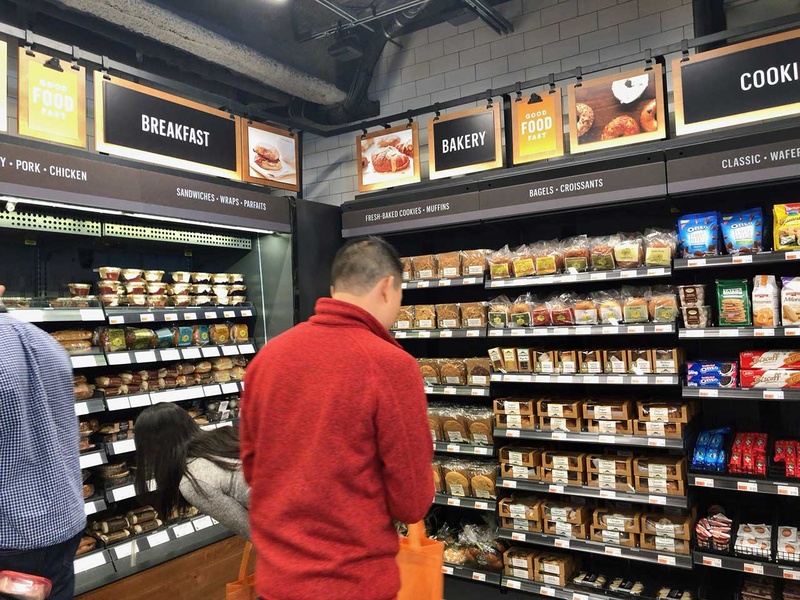 Amazon Go店内。たくさんの食品が並んでいるが、それほど特別なところはない