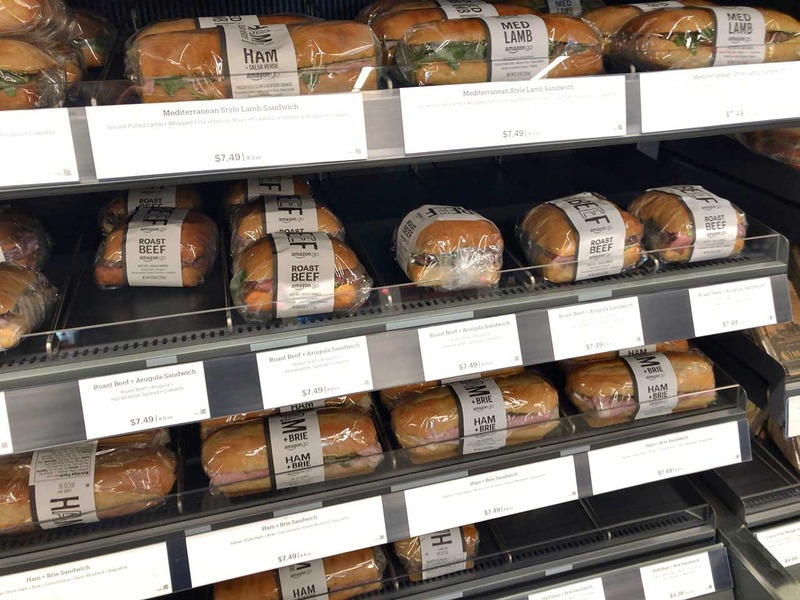 Amazon Go店内。たくさんの食品が並んでいるが、それほど特別なところはない