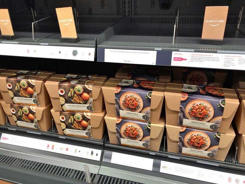 Amazon Go店内。たくさんの食品が並んでいるが、それほど特別なところはない