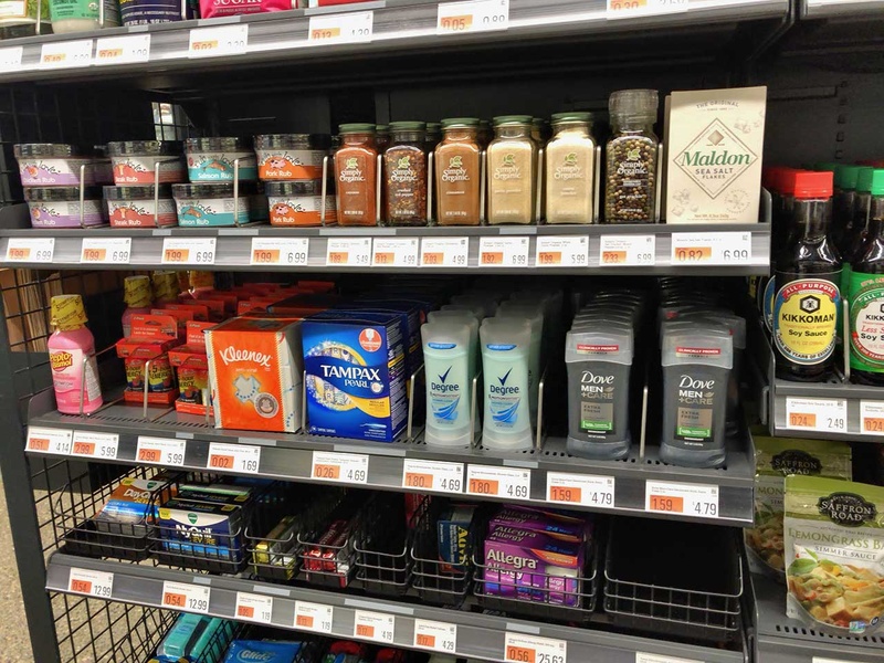 調味料やシャンプー、薬まで売っているのは「コンビニ」(というか、アメリカのドラッグストア)的