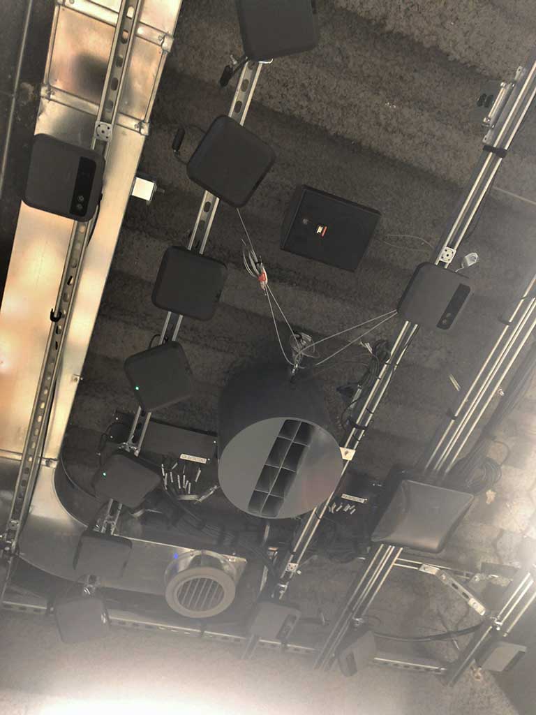 天井にはセンサーがいくつも。これで商品の動きをチェックしているのだろう。