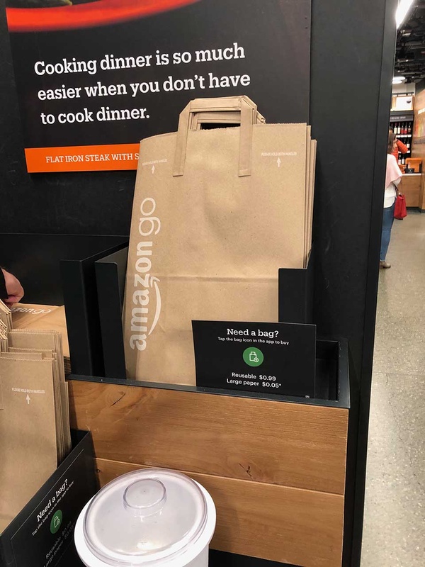 アメリカの店舗では、紙バッグは別売。そこはAmazon Goも変わらない。これだけは、アプリ内からの購入が必要