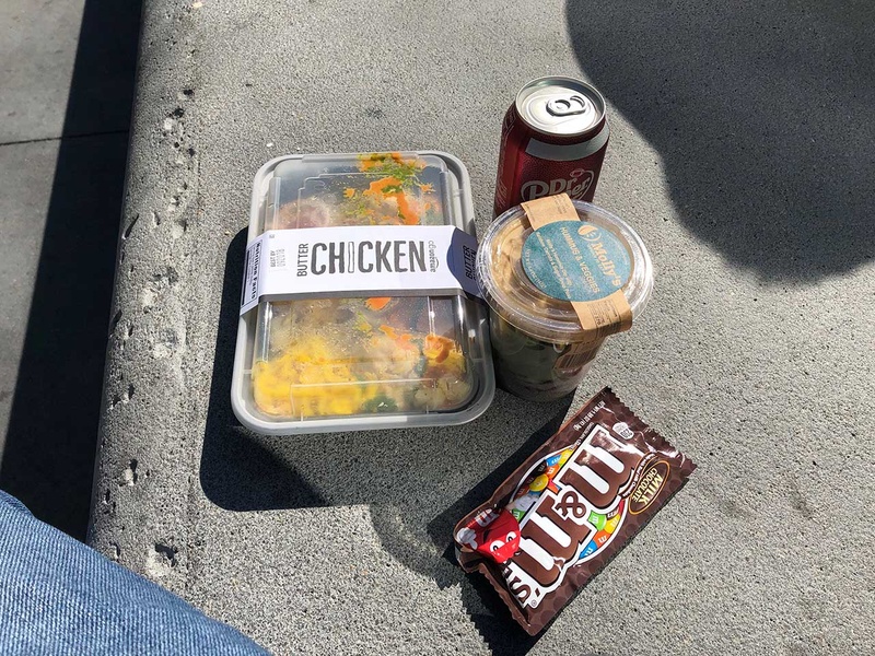 購入したもの。お弁当は電子レンジ対応だったので、店内で温めてきた。温めはセルフだ