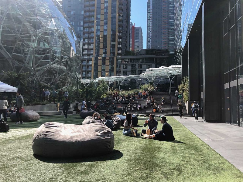 Amazon Goの隣は公園。ここで買ったものを食べられる