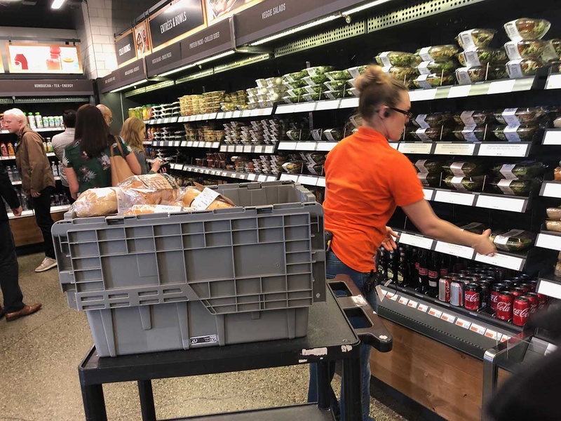 Amazon Go内には、けっこう店員の姿が多い。「レジなし」は省力化が目的じゃないのだ