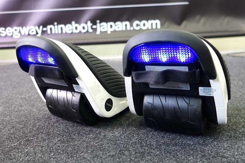 青く光る部分は「ムードライト」。走行時の足元を彩るという