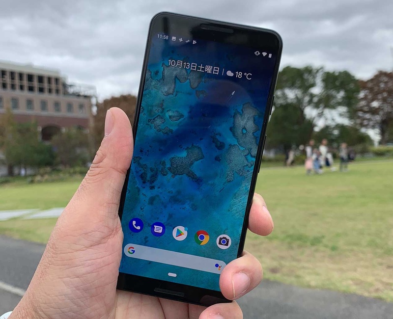 Pixel 3。5.5インチ画面なので、かなり握りやすい。画面サイズと画素数意外の性能はXLと同じになっている