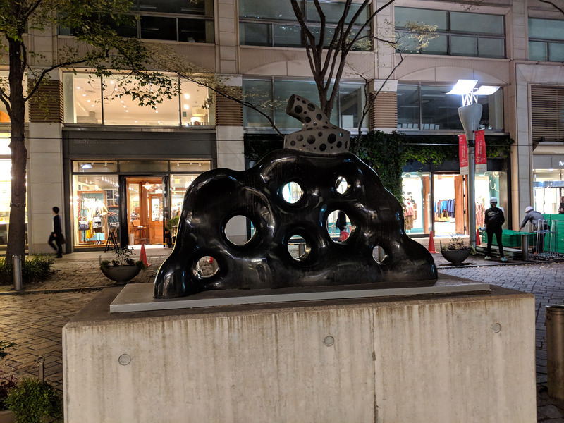 Pixel 3の方が明るい室内が飛び気味だが、周囲は若干明るく写っている。これで「夜景モードではない」点に注目