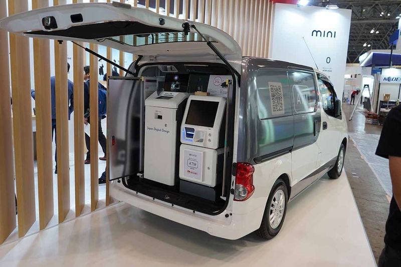 後部に現金引き出し専用のATMを搭載