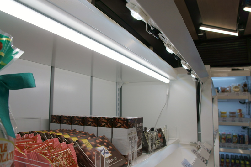 商品棚に備え付けられたカメラで商品を認識。写真右上の黒い物体がカメラで、白いほうは照明