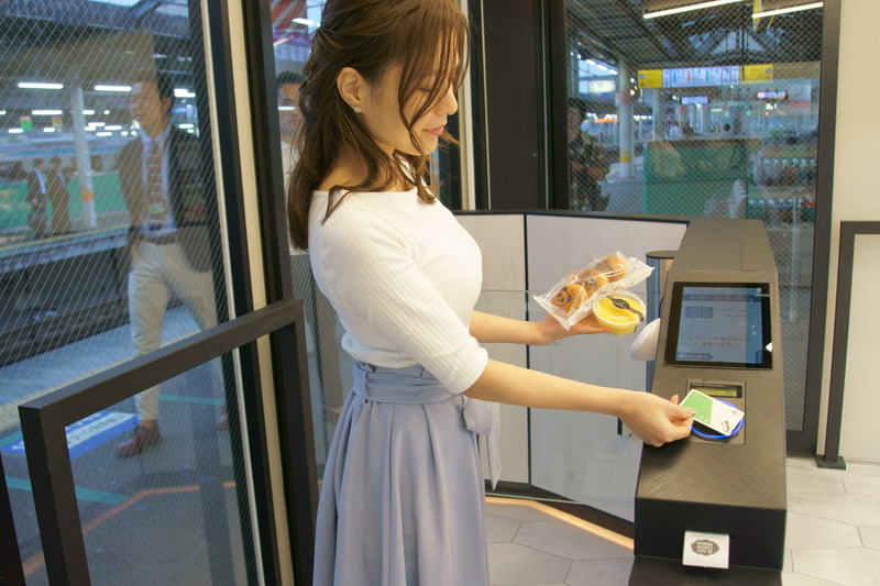 電子マネーをかざして決済