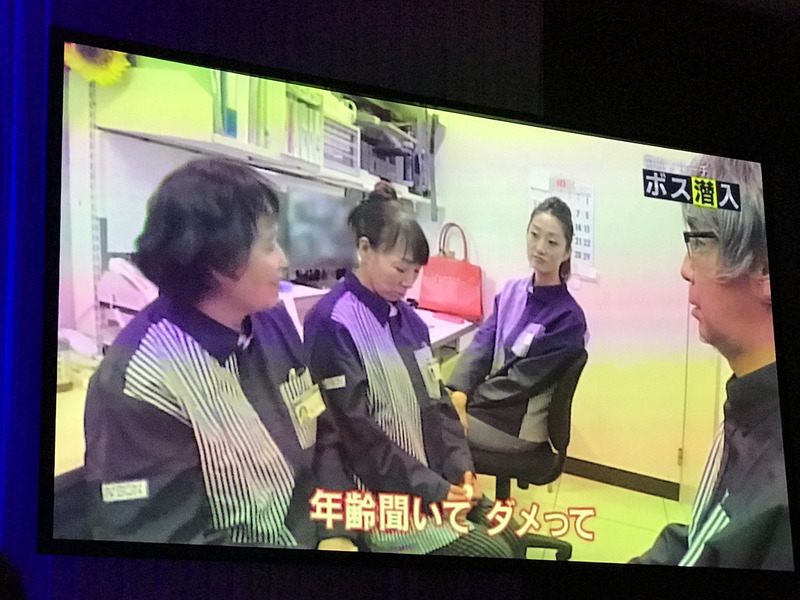 NHKのドキュメンタリー番組「覆面リサーチ ボス潜入」でローソンの竹増社長が身分を隠して自社店舗で働いた際の映像。労働市場におけるより深刻な課題が浮き彫りになる