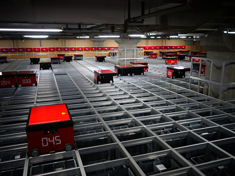 ジョンソン・エンド・ジョンソンのロボット倉庫。「AutoStore」という製品が使われているという