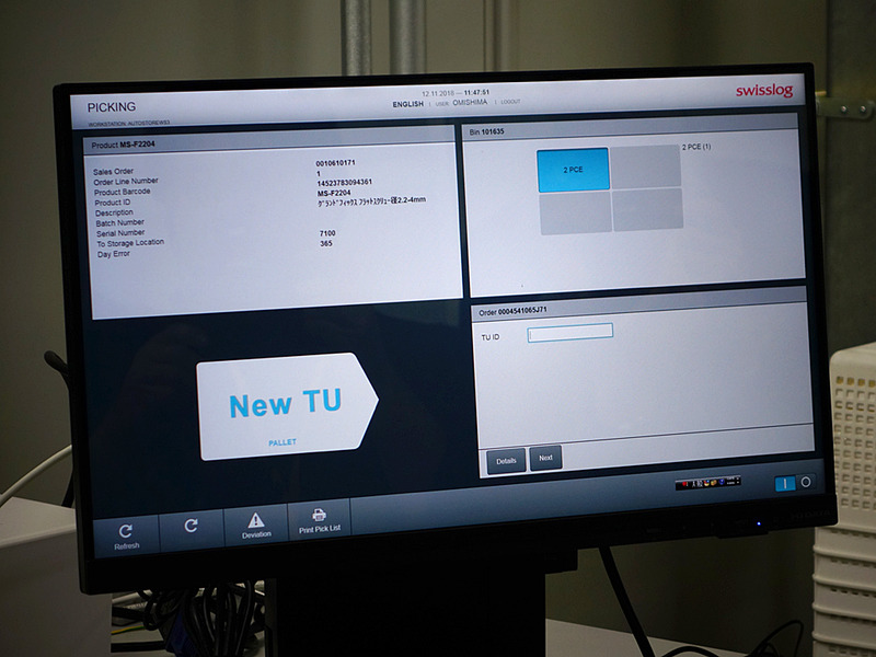 製品を取り終えた後などには、こちらのタッチパネルを操作する。多言語化を考慮し、あえて英語表示(ただし平易なもの)にしているのだとか