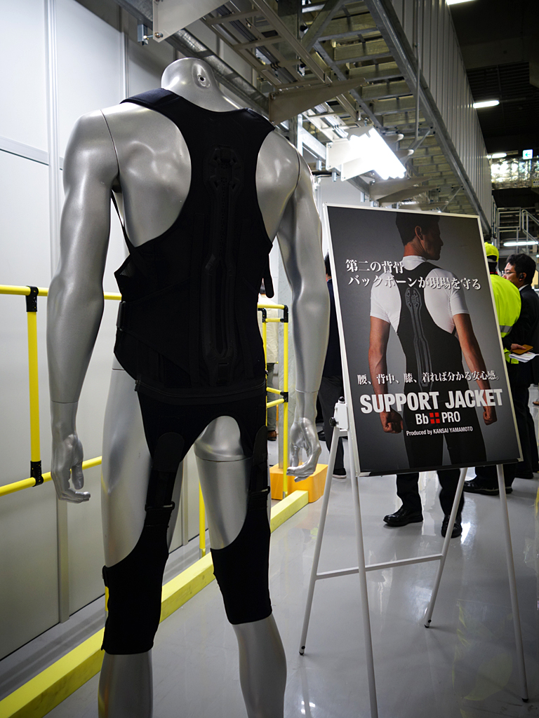 まもなく導入予定の「サポートジャケット」。ほとんどが布・繊維で作られていて、軽い