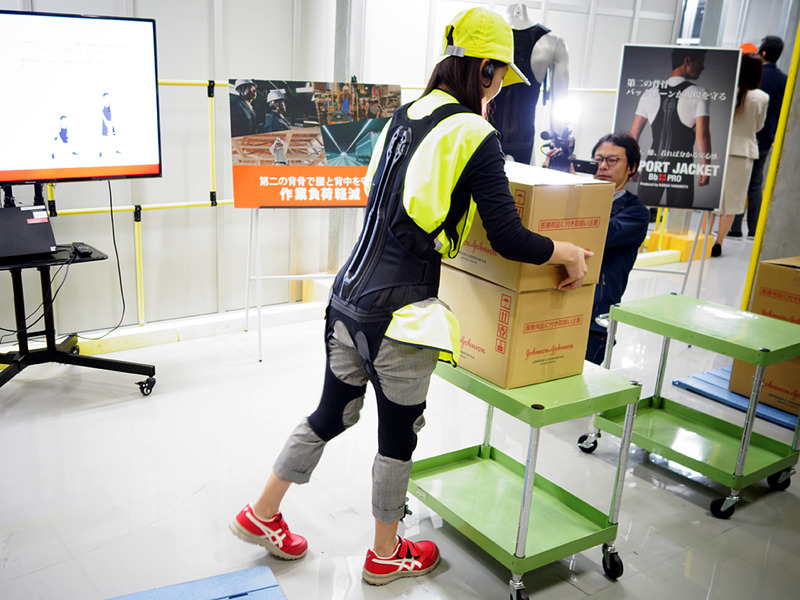 実際に装着して作業している状態。背骨部分にサポート用の構造物がある