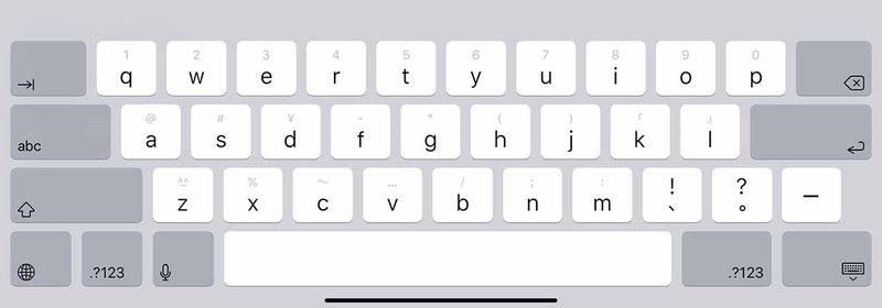 11インチ版iPad Proのソフトウェアキーボード。数字キーはなく、一部の操作用のキーもない。よりシンプルな構造になっている