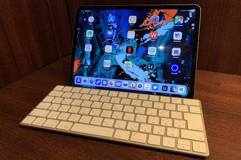 ちょっとした実験として、Bluetooth接続の「Magic Keyboard」を、Smart Keyboard Folioの上に置いて使ってみた。これ、意外に快適なんでは……？