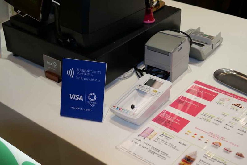 ヴィーナスフォートの各店舗でVisaのタッチ決済が利用でき、実際に物品の購入も体験できた