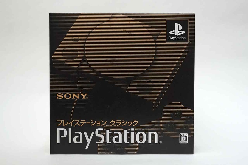 PlayStation Classicの外箱。PS1発売当時の外箱を模したデザインだが、中には白い内箱が