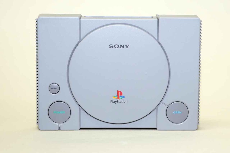 本体正面。PS1のデザインがそのまま再現されている。各ボタンは実際に押すことができて、それぞれに役割がある。もちろん、CDドライブは搭載されていない