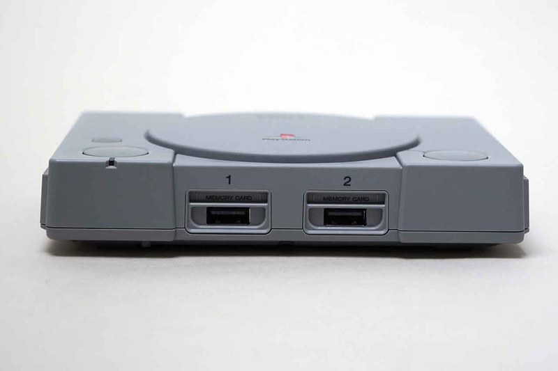 本体前面。コントローラーをつなぐUSB端子が2つある。メモリーカードスロット用の端子もあるのだが、これはあくまでデザイン