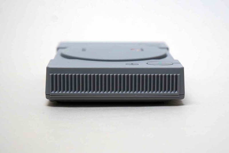 側面。PS1のデザインがそのまま再現されている。