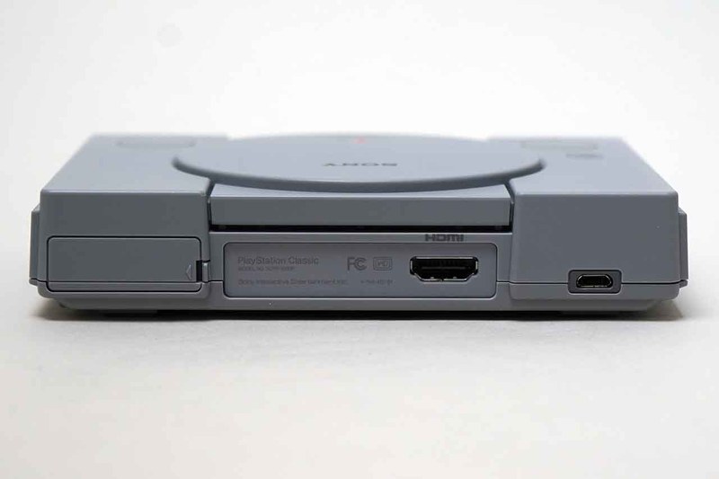 本体後面。端子は2つあり、HDMI(左)と電源用のmicroUSB(右)のみ。左側には、初代からSCPH-7500まで搭載されていた「拡張用パラレル入出力端子」を隠したフタがデザインされている