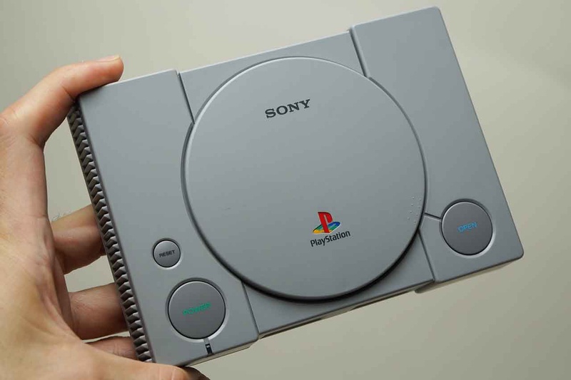 本体は片手に載る程度の大きさで、非常に軽い