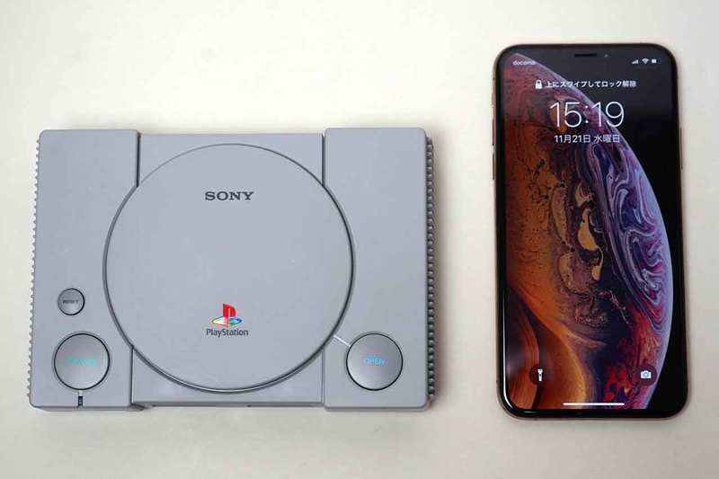 iPhone XSと比較。スマホよりは大きいのだが、従来のサイズから考えると驚くほど小さい