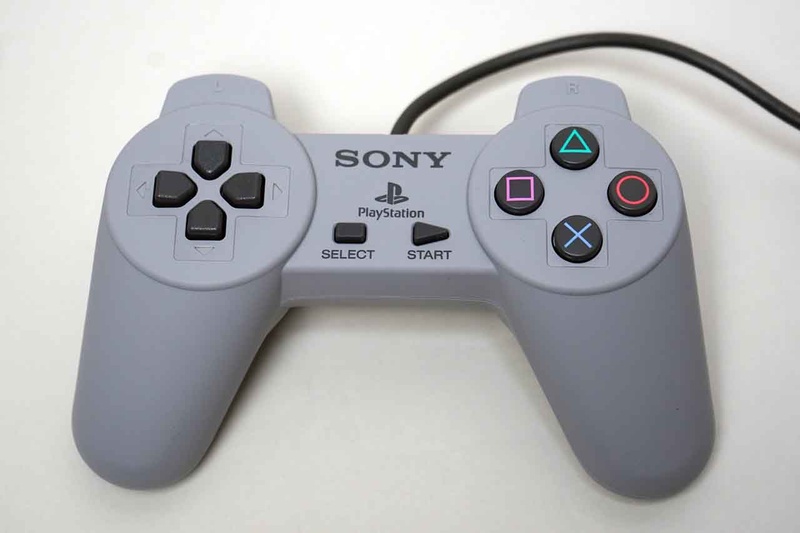 PlayStation Classic付属のコントローラー。USB接続になっているが、デザインなどは初代PS1のものと同じだ
