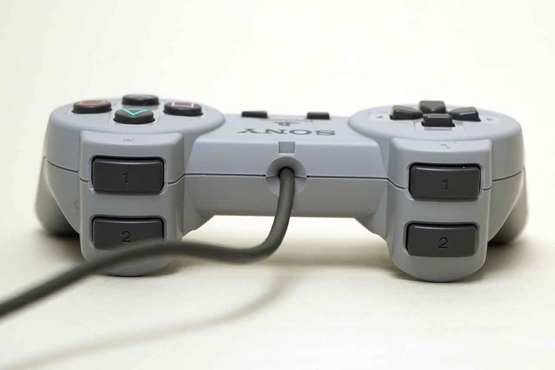 コントローラーのLRボタン部。昨今のコントローラーに慣れていると、「アナログトリガー」でないのが新鮮に思える