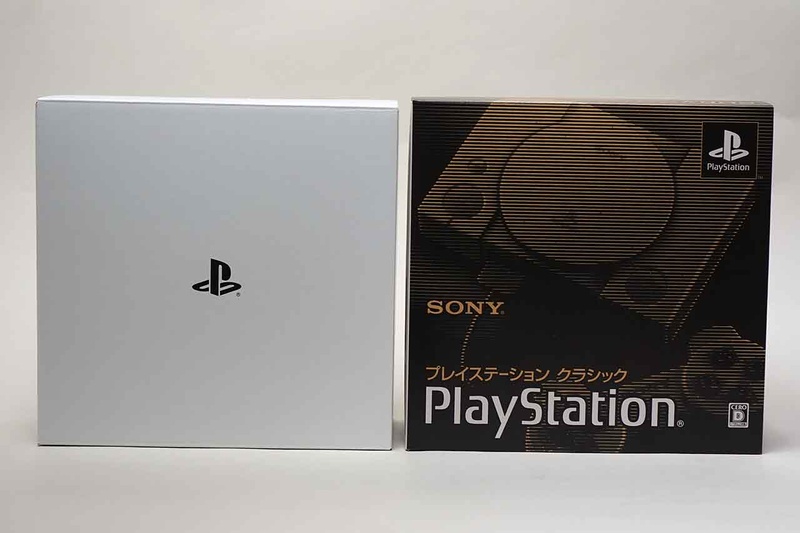 PlayStation Classicの外箱。PS1発売当時の外箱を模したデザインだが、中には白い内箱が