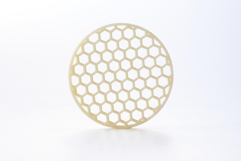 ハニカム形状部品。直径約19mm、厚さ約2mm、線幅約0.4mm