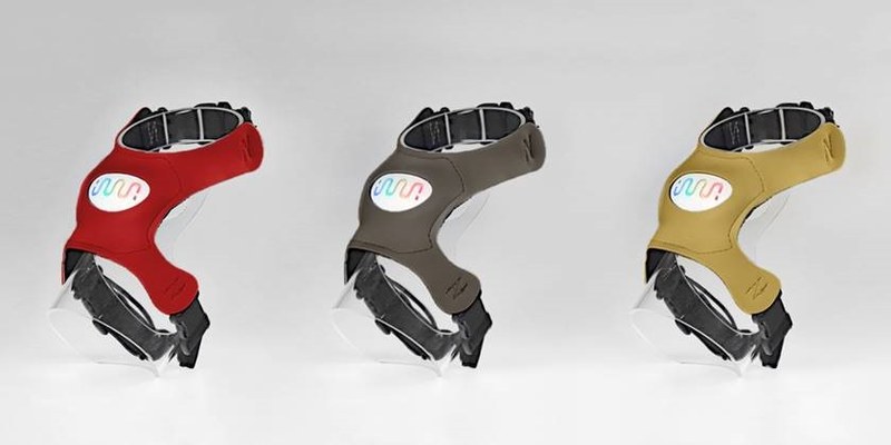 左からレッド、カーボングレー、カーキ