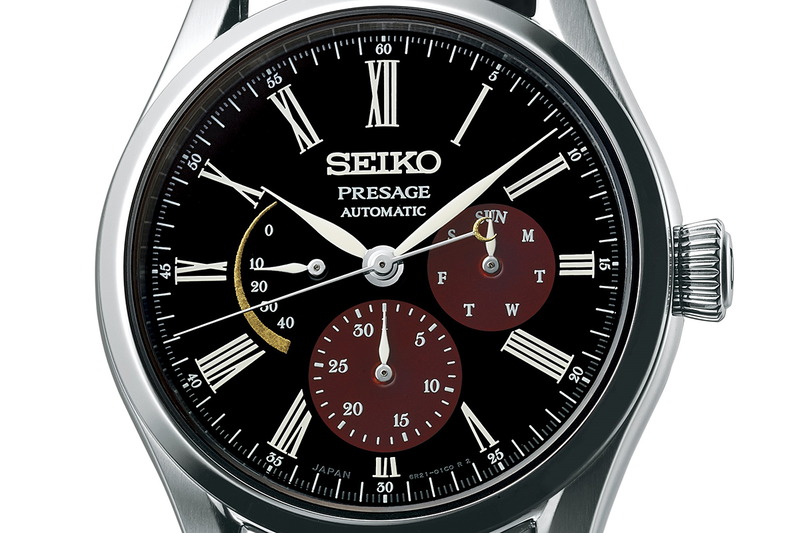 3時、6時位置のサブダイヤルには白檀塗の飴色。9時位置には蒔絵の金色の曲線。