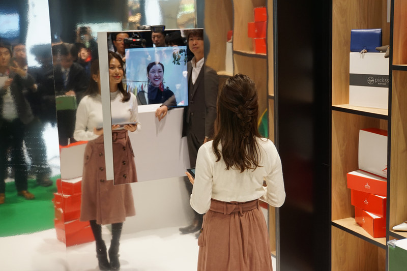 無人パーソナルスタイリングでスタイリストと話す様子