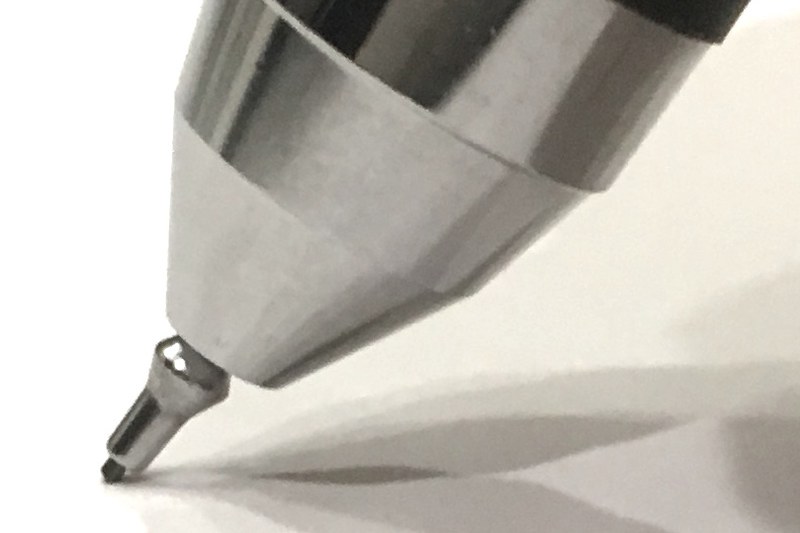 芯が折れないシャープペン(金属部品が出てきて芯をガード)