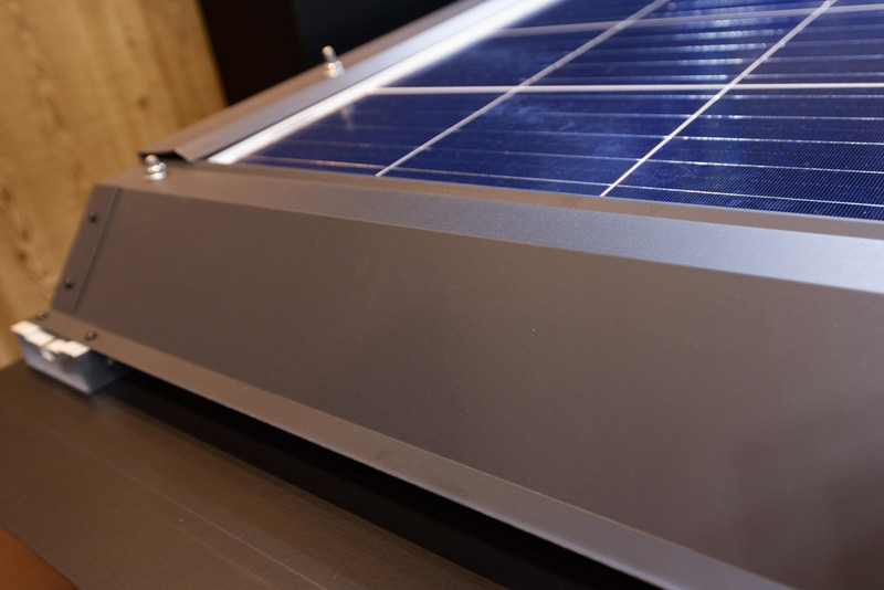 アルミフレームやガルバリウム鋼板が用いられている