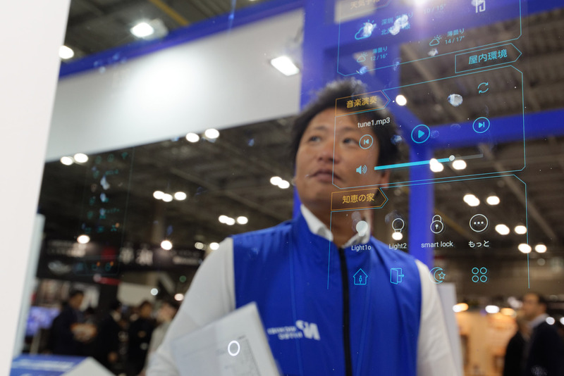 鏡を見ながら化粧方法のYouTube動画を見たり、スマートホーム機器をコントロールしたりできる「スマートミラー」。表示内容は実際には写真より鮮明に見える。こちらは販売中